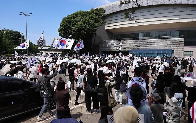 6·3 지방선거 투표용지 부족 사태에 반발한 시민들이 6일 서울 송파구 올림픽공원 핸드볼경기장 개표소 앞에 모여 재선거를 요구하는 구호를 외치고 있다. 뉴스1