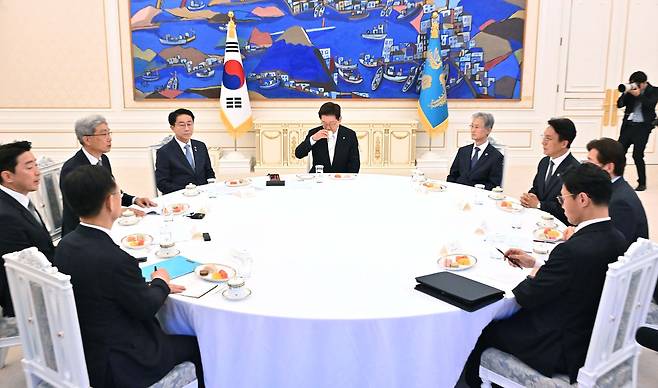 이재명 대통령은 8일 청와대에서 투표용지 부족으로 촉발된 선관위 사태를 논의하기 위해 4부 요인 회동을 가졌다. 청와대사진기자단
