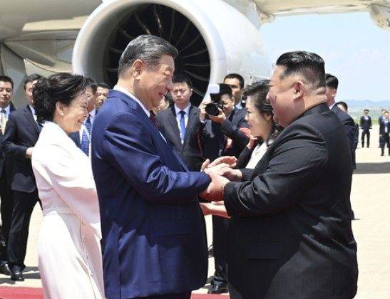 김정은 북한 국무위원장과 부인 이설주가 8일 평양순안국제공항에서 시진핑 중국 국가주석 부부를 맞이하고 있다. 신화통신=연합뉴스