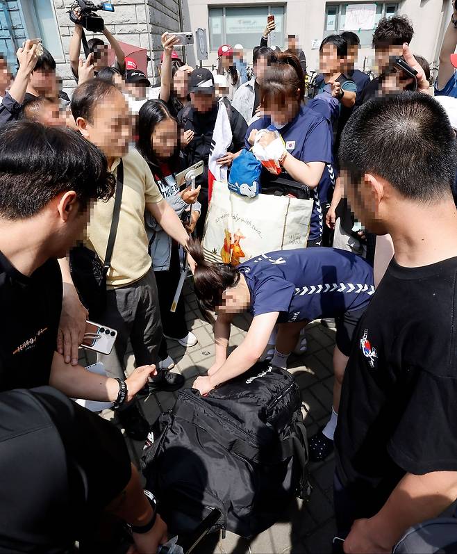제9회 전국동시지방선거 투표용지 부족 사태에 항의하며 개표소 봉쇄 시위를 벌이는 시민들로 인해 서울 송파구 올림픽공원 핸드볼경기장 출입이 통제된 가운데 8일 여자주니어핸드볼 국가대표 선수들이 경기장 내부에 보관 중인 훈련 장비를 가지고 경기장을 나서고 있다. 뉴시스