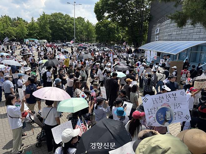 8일 서울 송파구 잠실 올림픽공원에 시위 참여자들이 모여있다. 하주언 기자