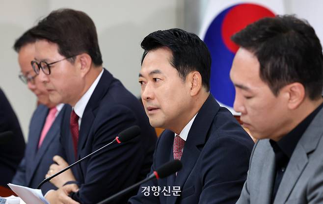 장동혁 국민의힘 대표(오른쪽 두번째)가 8일 국회에서 열린 최고위원 회의에서 발언하고 있다. 박민규 선임기자