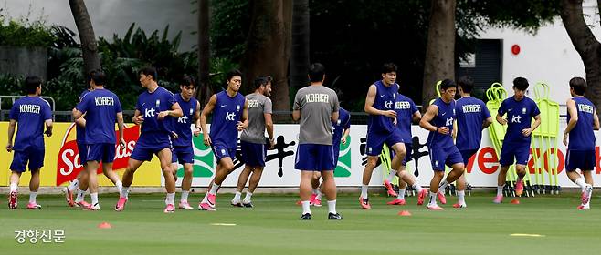 한국 남자 축구대표팀 선수들이 8일 멕시코 과달라하라에 있는 축구장에서 본격적인 훈련에 앞서 가볍게 몸을 풀고 있다.  과달라하라 | 문재원 기자