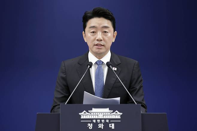 강훈식 대통령비서실장이 7일 청와대 기자회견장에서 이재명 대통령이 신임 국무총리 후보자로 한성숙 중소벤처기업부 장관을 지명했다고 발표하고 있다. 연합뉴스