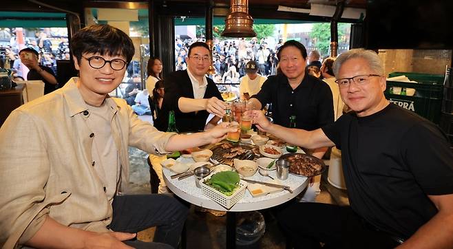 젠슨 황 엔비디아 최고경영자(CEO)가 5일 서울 마포구 서교동의 한 고깃집에서 최태원 SK회장, 구광모 LG회장, 이해진 네이버 의장과 삼겹살 회동을 하고 있다.