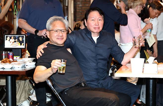 젠슨 황 엔비디아 최고경영자(CEO)와 최태원 SK그룹 회장이 7일 서울 강남구 깐부치킨 삼성점에서 회동하고 있다. 연합뉴스