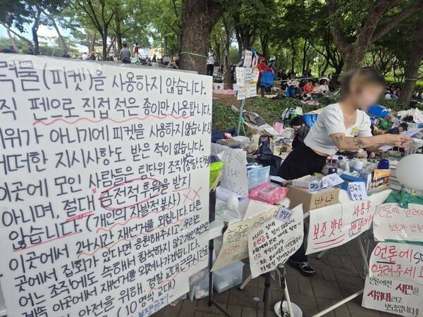 ▲“출력물(피켓)을 사용하지 않는다”는 장문의 육필 대자보도 눈에 띄었다. 기계로 글씨를 출력한 피켓은 시위가 조직됐다는 의미라는 뜻에서다.사진=김예리 기자