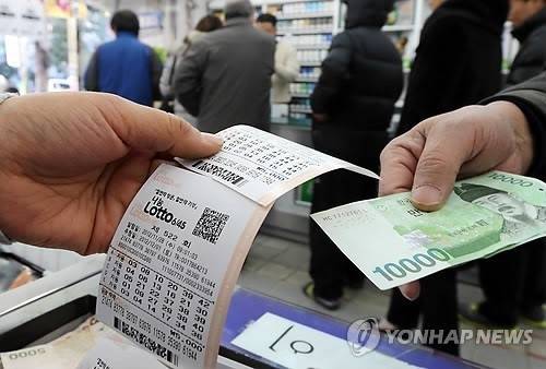 로또 를구매하고 있는 사람의 모습. 기사와는 관계 없음. [연합뉴스]
