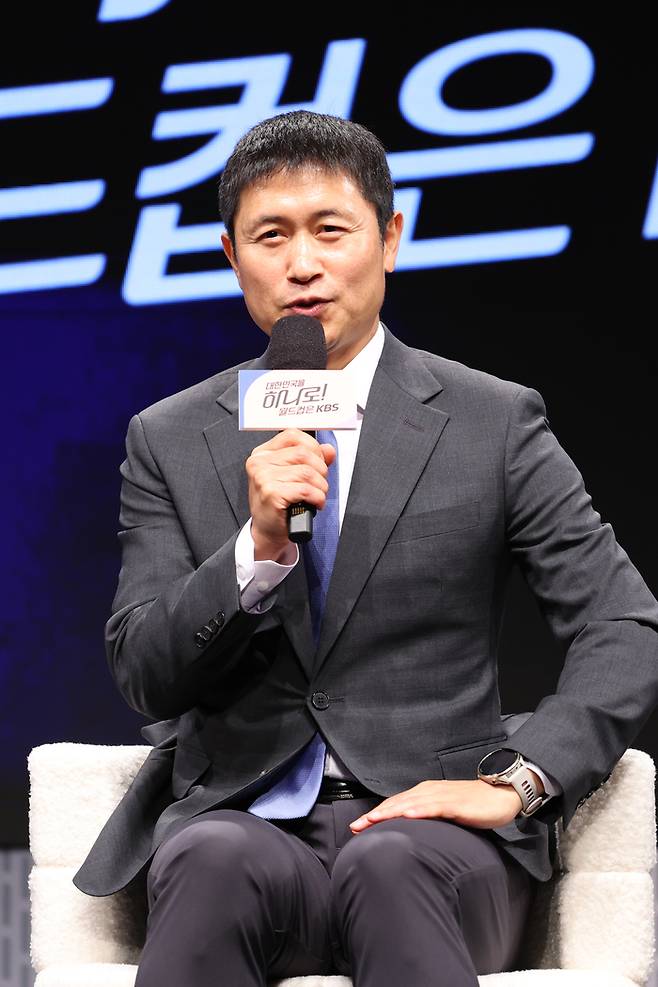이영표 해설위원이 2일 서울 여의도 KBS 아트홀에서 열린 KBS ‘2026 FIFA 북중미 월드컵’ 제작발표회에서 인사말을 하고 있다.[연합뉴스]