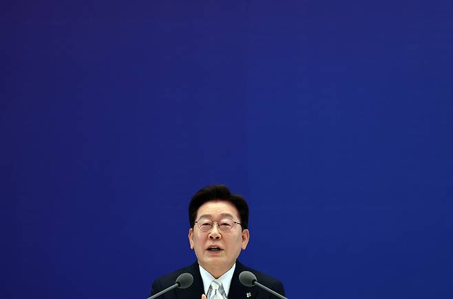 이재명 대통령이 8일 청와대 영빈관에서 열린 취임 1주년 기자회견에서 발언하고 있다.<연합뉴스>