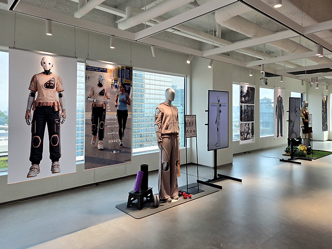 서울 강남구 섬유센터 17층 섬유패션클럽에 전시된 한세실업 ‘Future Wear’ 전시회. [김혜진 기자]