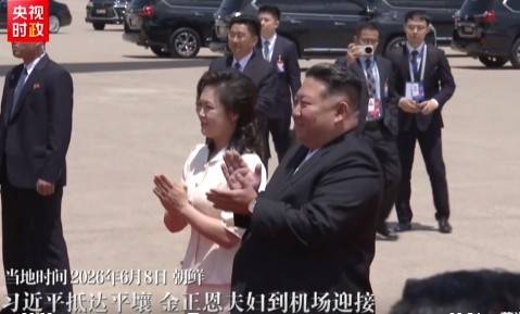 김정은·리설주, 평양공항서 시진핑 부부 영접. [중국중앙(CC)TV 캡처]