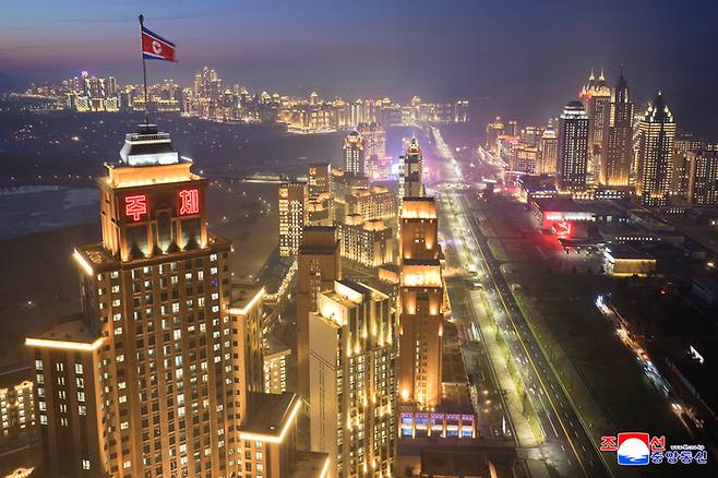평양 화성지구 4단계 1만세대 살림집 준공식이 16일 진행되었다고 조선중앙통신이 17일 보도했다. [평양 조선중앙통신 연합뉴스]