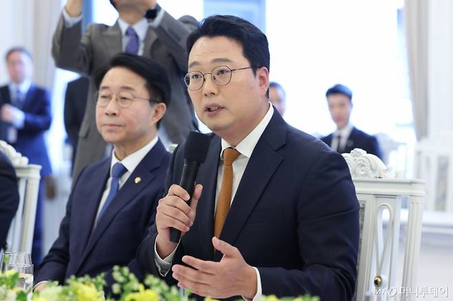 [서울=뉴시스] 고범준 기자 = 천하람 개혁신당 원내대표가 29일 청와대에서 열린 비교섭단체 및 무소속 국회의원 초청 오찬 간담회에서 발언하고 있다. 2026.04.29. bjko@newsis.com /사진=고범준