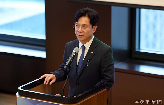 [서울=뉴시스] 김선웅 기자 = 김영훈 고용노동부 장관이 지난달 26일 서울 중구 SK서린빌딩에서 열린 고용노동부·산업통상부 K-뉴딜 아카데미 기업·청년 간담회에서 인사말을 하고 있다. 2026.05.26. mangusta@newsis.com /사진=김선웅