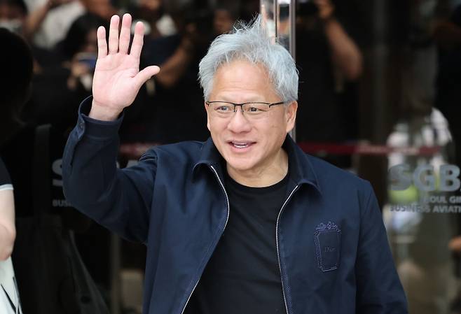 젠슨 황 엔비디아 최고경영자가 국내 주요 기업들의 사옥을 릴레이 방문한다. 사진은 지난 5일 서울 강서구 서울김포비즈니스항공센터를 통해 입국하는 젠슨황 엔비디아 최고경영자(CEO). /사진=뉴스1