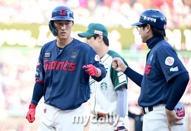 2026년 5월 1일 오후 인천 SSG랜더스필드에서 열린 '2026 신한 SOL KBO리그' 롯데 자이언츠와 SSG 랜더의 경기. 롯데 노진혁이 6회초 1사 2루서 안타를 친 뒤 기뻐하고 있다.