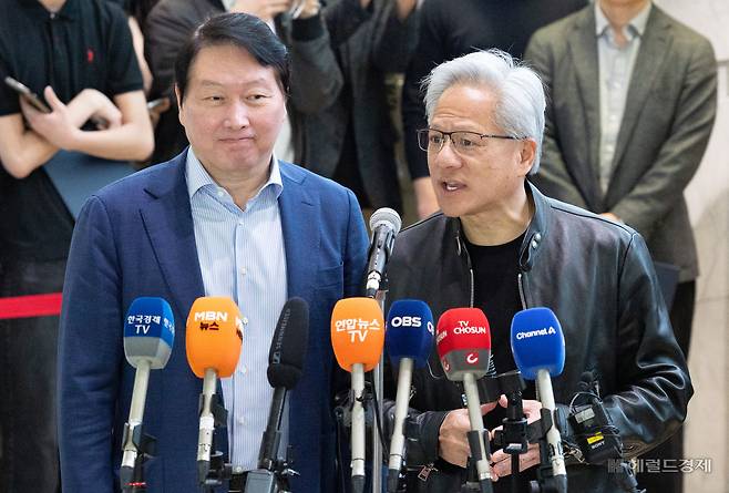 최태원 SK그룹 회장과 젠슨 황 엔비디아 최고경영자(CEO)가 8일 오전 서울 종로구 SK서린빌딩에서 회동을 마치고 양사 인공지능(AI) 파트너십을 발표하고 있다. 윤창빈 기자