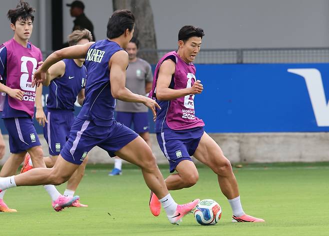 2026 북중미 월드컵에 출전하는 손흥민을 비롯한 축구 국가대표팀이 6일(현지시간) 베이스캠프 훈련장인 멕시코 과달라하라 치바스 바예 베르데에서 멕시코 도착 후 첫 훈련을 하고 있다.[연합]