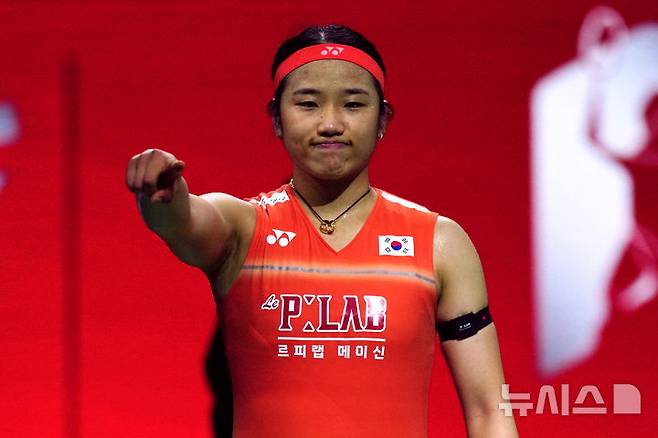 [자카르타=AP/뉴시스] 안세영(1위)이 6일(현지 시간) 인도네시아 자카르타에서 열린 '2026 세계배드민턴연맹(BWF) 월드투어 슈퍼1000 인도네시아 오픈 여자 단식 준결승에서 천위페이(4위·중국)를 꺾고 세리머니하고 있다. 안세영이 2-1(21-17 19-21 23-21)로 승리하고 결승에 올라 야마구치 아카네(일본·3위)와 우승을 다툰다. 2026.06.07.