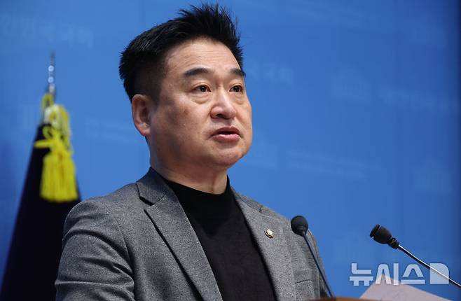 [서울=뉴시스] 조성봉 기자 = 최혁진 무소속 의원이 29일 오후 서울 여의도 국회 소통관에서 열린  종교법인의 정치 개입 차단을 위한 '통일교·신천지 방지법’ 발의 기자회견에서 발언을 하고 있다.  2026.01.29. suncho21@newsis.com