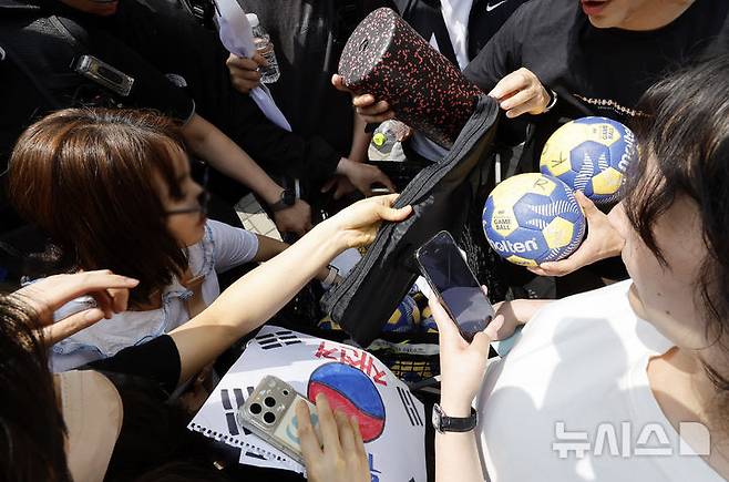 [서울=뉴시스] 김혜진 기자 = 제9회 전국동시지방선거 투표용지 부족 사태에 항의하며 개표소 봉쇄 시위를 벌이는 시민들로 인해 서울 송파구 올림픽공원 핸드볼경기장 출입이 통제된 가운데 8일 여자주니어핸드볼 국가대표 선수들이 경기장 내부에 보관 중인 훈련 장비를 가지고 경기장을 나서고 있다. 2026.06.08. jini@newsis.com