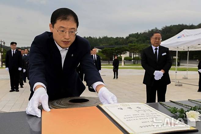 [광주=뉴시스] 이영주 기자 = 김상욱 더불어민주당 울산시장 당선인이 8일 오전 광주 북구 운정동 국립5.18민주묘지를 찾아 오월 영령에 울산시장 당선증을 바치고 있다. 2026.06.08. leeyj2578@newsis.com