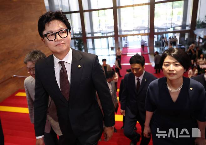 [서울=뉴시스] 김금보 기자 = 한동훈 무소속 부산 북구갑 국회의원 당선인이 5일 오후 서울 여의도 국회에서 국민의힘 친한계 의원들과 본회의장으로 향하고 있다. 2026.06.05. kgb@newsis.com