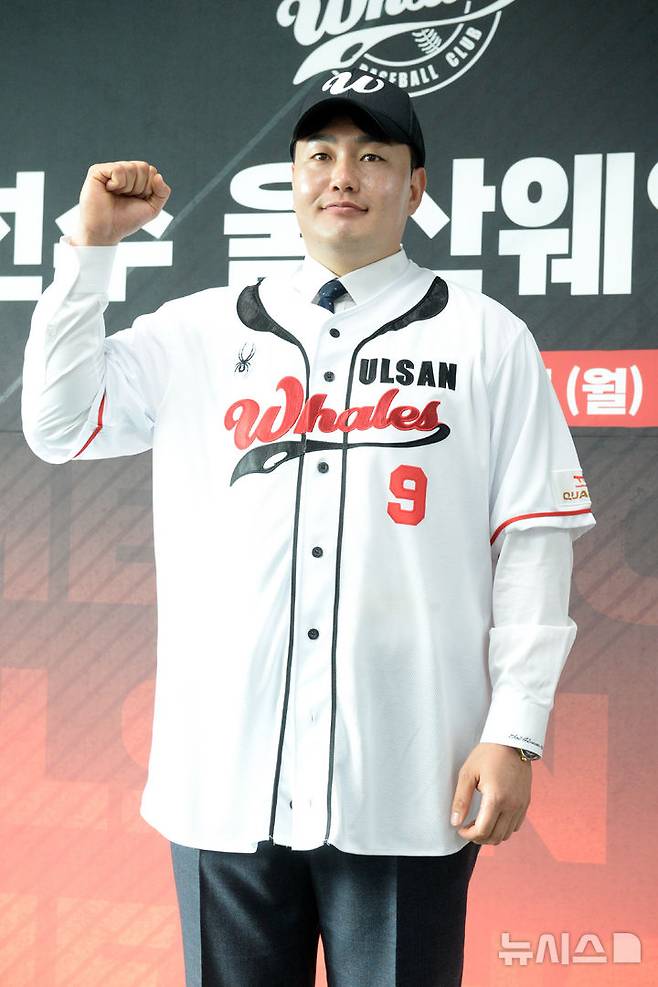[울산=뉴시스] 배병수 기자 = 27일 오후 울산 문수구장에서 메이저리그 출신 최지만 선수가 울산 웨일즈와 입단식에서 유니품을 착용하고 기념촬영을 하고 있다. 2026.04.27. bbs@newsis.com.