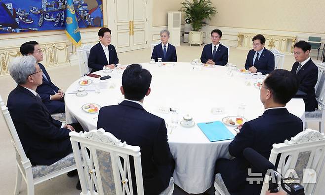 [서울=뉴시스] 고범준 기자 = 이재명 대통령이 8일 청와대에서 열린 4부 요인 회동에서 발언하고 있다. 2026.06.08. bjko@newsis.com