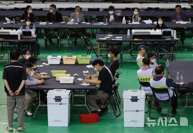 [서울=뉴시스] 홍효식 기자 = 5일 전국동시지방선거 송파구 개표소인 서울 송파구 올림픽공원 핸드볼경기장에서 6·3 지방선거 투표용지 부족 사태를 겪은 서울 송파구 잠실7동 제2투표소 투표함 등이 도착해 있다. 2026.06.05. yesphoto@newsis.com