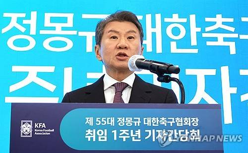 인사말하는 정몽규 대한축구협회장 (서울=연합뉴스) 최재구 기자 = 대한축구협회 정몽규 회장이 11일 서울 신문로2가 포니정재단빌딩에서 열린 취임 1주년 기자간담회에서 인사말을 하고 있다. 2026.3.11 jjaeck9@yna.co.kr