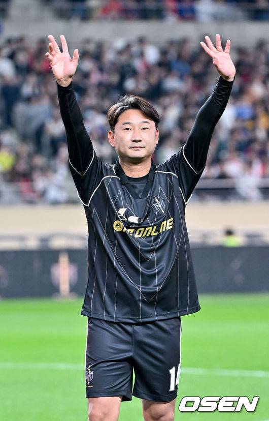 [OSEN=서울월드컵경기장, 박준형 기자] 19일 오후 서울월드컵경기장에서 ‘2024 넥슨 아이콘매치(이하 ‘아이콘 매치’)’ 이벤트 매치가 진행됐다.19일과 20일 양일간 서울월드컵경기장에서 열리는 아이콘 매치는 넥슨 축구 게임&nbsp;'FC&nbsp;온라인'과&nbsp;'FC&nbsp;모바일'에서 은퇴한 전설적인 선수들로 구성된 '아이콘 클래스'에 속한 은퇴 선수들이 한국 경기장에 모이는 이색 경기다. 공격수로만 구성된&nbsp;'FC&nbsp;스피어' 팀과 수비수로만 구성된 '실드 유나이티드' 팀이 '창과 방패'를 콘셉트로 대결을 펼쳐 공격수와 수비수 중 어느 포지션이 더 훌륭한지 판가름한다.이천수가 팬들에게 인사를 하고 있다. 2024.10.19 / soul1014@osen.co.kr