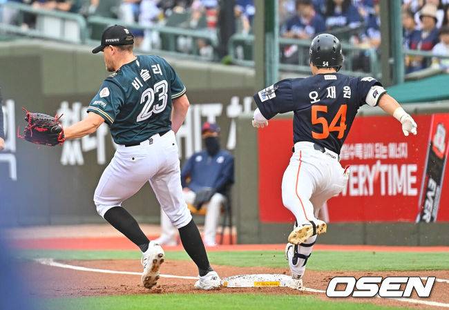 [OSEN=부산, 이석우 기자] 7일 부산 사직야구장에서 2026 신한 SOL KBO 리그 롯데 자이언츠와 한화 이글스의 경기가 열렸다. 홈팀 롯데는 비슬리가, 방문팀 한화는 황준서가 선발 출전했다.한화 이글스 오재원이 1회초 1루수 왼쪽 내야 안타를 치고 세이프되고 있다. 2026.06.07 / foto0307@osen.co.kr