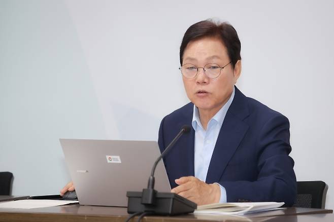 8일 경남도 실국본부장회의에서 발언하는 박완수 경남도지사. 2026.6.8. 경남도 제공