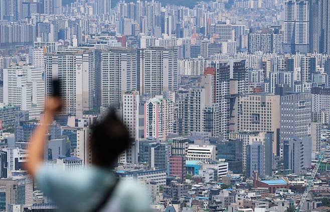 남산에서 바라본 서울 아파트 전경. 뉴스1