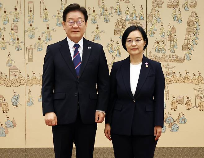 청와대가 7일 이재명 대통령이 신임 국무총리 후보자로 한성숙 중소벤처기업부 장관을 지명했다고 발표했다. 사진은 지난해 이 대통령이 한 장관에게 임명장 수여 후 기념촬영을 하는 모습. 연합뉴스