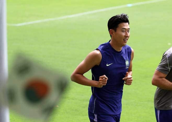 2026북중미월드컵을 앞둔 축구대표팀 주장 손흥민이 멕시코 할리스코주 사포판의 베이스캠프 훈련장인 치바스 바예 베르데에서 동료들과 몸을 풀고 있다. ESPN은 손흥민이 이번 대회서 가장 큰 성취를 누릴 자격이 있다고 소개했다. 사포판｜뉴시스