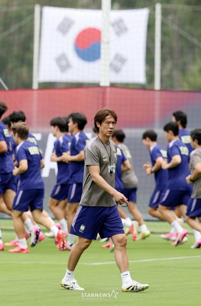 대한민국 축구 국가대표팀이 2026 북중미월드컵을 앞두고 7일 멕시코 과달라하라 치바스 베르데바예에서 훈련을 진행했다. 홍명보 감독이 상념에 잠긴 채 그라운드를 걷고 있다. /김진경 대기자.
