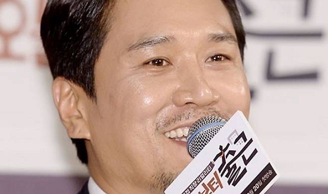 Singer JK Kim Dong-wook publicly criticized the National Election Commission over the shortage of ballots during the June 3 local elections.His remarks are interpreted as targeting the situation where ballot papers ran out in some regions, including Seoul, following the June 3 local elections.He demanded an investigation by the National Election Commission, asking, Is it really that difficult for the National Election Commission to investigate? He continued, You can do it, cant you? Lets handle this properly, and argued, If other countries see this, theyll think South Korea is a developing nation. People arent swayed by propaganda like they used to. Lets get this done quickly.Earlier, on the 3rd, JK Kim Dong-wook had also mentioned the same issue. He said, I cant even begin to imagine how those who went out to vote today and found themselves in such a dire and surreal situation must have felt, adding, The Republic of Korea that I know, and that we know, was not a country like this. This is exactly what I mean by regression, he criticized. Regarding the National Election Commissions apology, he remarked, Its beyond belief. It seems no one is willing to offer any explanation or take responsibility, adding, The National Election Commission of South Korea should be subject to a special investigation.According to the National Election Commission, as of 6:20 p.m. on the 3rd, a shortage of ballots occurred at a total of 14 polling stations, including 12 in Songpa-gu, one in Gangnam-gu, and one in Gwangjin-gu, Seoul. The affected locations were distributed across Garak 2-dong, Jamsil 2-dong, Jamsil 4-dong, Jamsil 7-dong, and Munjeong 2-dong in Songpa-gu; Cheongdam-dong in Gangnam-gu; and Gui 3-dong in Gwangjin-gu.Since former President Yoon Suk-yeol declared a state of emergency on the 12th and 3rd, he has consistently voiced his stance on political issues. Recently, during the controversy over Starbucks May 18 Tank Day marketing campaign, he stated, If you want to go, go. The choice is yours.