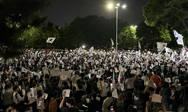 6·3 지방선거 투표용지 부족 사태를 규탄하며 재선거를 요구하는 시위 참가자들이 지난 7일 밤 서울 송파구 개표소였던 올림픽공원 핸드볼경기장 일대에 모여 있다. 연합뉴스