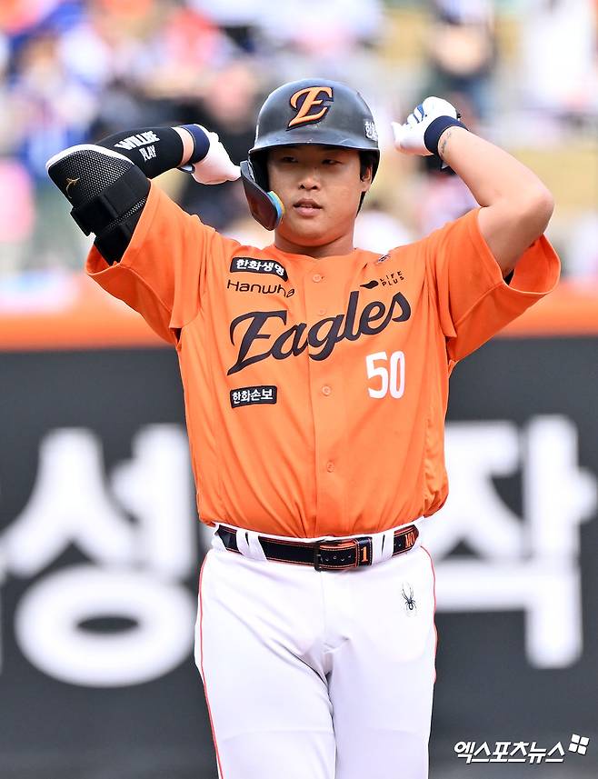 한화 이글스 강백호가 2026 신한 SOL KBO 리그 5월 월간 MVP로 선정됐다. KBO는 8일 강백호가 5월 월간 MVP 기자단 투표 총 35표 중 22표(62.9%), 팬 투표 45만 3247표 중 20만 7232표(45.7%)로 총점 54.29점을 획득, 기자단 투표 6표, 팬 투표 7만 6373표로 총점 17점을 기록한 KIA 타이거즈 황동하를 제치고 5월 월간 MVP로 선정됐다고 발표했다. 강백호는 5월 23경기에 나서 타율 0.424(92타수 39안타) 8홈런 30타점에 출루율 0.495, 장타율 0.783, OPS 1.278로 상대 투수들에 맹폭을 퍼부었다. 강백호는 5월 타점과 장타율에서 압도적인 1위를 차지했다. 타격과 출루율, 최다 안타 2위, 홈런 공동 2위, 득점 부문 공동 4위에 이름을 올렸다. 엑스포츠뉴스DB