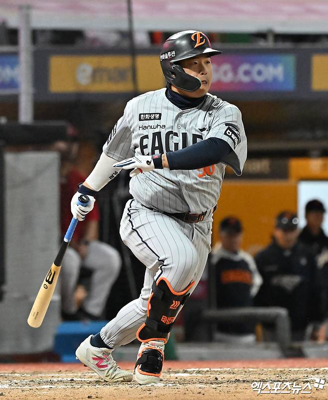 한화 이글스 강백호가 2026 신한 SOL KBO 리그 5월 월간 MVP로 선정됐다. KBO는 8일 강백호가 5월 월간 MVP 기자단 투표 총 35표 중 22표(62.9%), 팬 투표 45만 3247표 중 20만 7232표(45.7%)로 총점 54.29점을 획득, 기자단 투표 6표, 팬 투표 7만 6373표로 총점 17점을 기록한 KIA 타이거즈 황동하를 제치고 5월 월간 MVP로 선정됐다고 발표했다. 강백호는 5월 23경기에 나서 타율 0.424(92타수 39안타) 8홈런 30타점에 출루율 0.495, 장타율 0.783, OPS 1.278로 상대 투수들에 맹폭을 퍼부었다. 강백호는 5월 타점과 장타율에서 압도적인 1위를 차지했다. 타격과 출루율, 최다 안타 2위, 홈런 공동 2위, 득점 부문 공동 4위에 이름을 올렸다. 엑스포츠뉴스DB