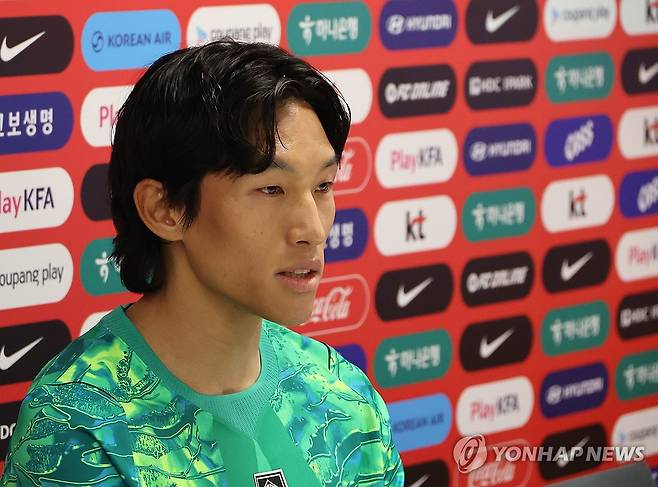 질문에 답하는 김승규 (사포판[멕시코 할리스코주]=연합뉴스) 최재구 기자 = 2026 북중미 월드컵에 출전하는 한국 축구 국가대표팀의 골키퍼 김승규가 7일(현지시간) 멕시코 과달라하라 인근 사포판의 치바스 바예 베르데에서 열리는 팀 훈련에 앞서 기자회견에 참석해 질문에 답하고 있다.  2026.6.8 jjaeck9@yna.co.kr