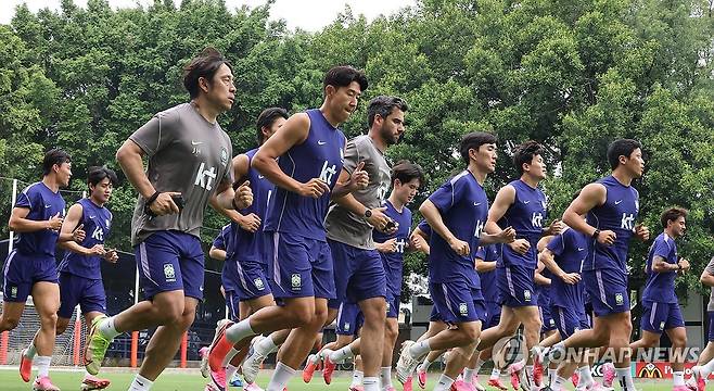러닝으로 몸 푸는 한국 대표팀 (사포판[멕시코 할리스코주]=연합뉴스) 최재구 기자 = 2026 북중미 월드컵에 출전하는 한국 축구 국가대표팀이 7일(현지시간) 멕시코 과달라하라 인근 사포판의 치바스 바예 베르데에서 열린 팀 훈련에서 러닝으로 몸을 풀고 있다.  2026.6.8 jjaeck9@yna.co.kr