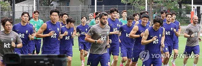 취재진 통해 인사 전하는 한국축구대표팀 (사포판[멕시코 할리스코주]=연합뉴스) 최재구 기자 = 2026 북중미 월드컵에 출전하는 한국 축구 국가대표팀이 7일(현지시간) 멕시코 과달라하라 인근 사포판의 치바스 바예 베르데에서 열린 팀 훈련에서 러닝으로 몸을 풀며 취재진을 통해 한국의 팬들에게 인사를 전하고 있다.  2026.6.8 jjaeck9@yna.co.kr