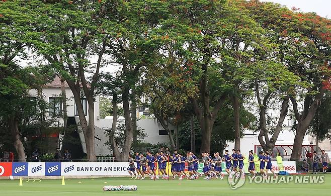 러닝으로 몸 푸는 한국 대표팀 (사포판[멕시코 할리스코주]=연합뉴스) 최재구 기자 = 2026 북중미 월드컵에 출전하는 한국 축구 국가대표팀이 7일(현지시간) 멕시코 과달라하라 인근 사포판의 치바스 바예 베르데에서 열린 팀 훈련에서 러닝으로 몸을 풀고 있다.  2026.6.8 jjaeck9@yna.co.kr