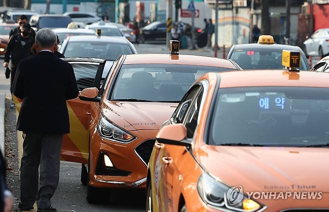 줄 서 있는 택시들 [연합뉴스 자료사진]