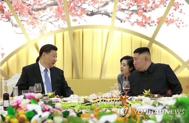 대화하는 북·중 정상 (서울=연합뉴스) 김정은 북한 국무위원장이 2019년 6월 20일 저녁 시진핑(習近平) 중국 국가주석의 방북을 환영하는 연회를 열었다고 조선중앙TV가 21일 보도했다. 사진은 중앙TV가 공개한 것으로, 두 정상이 연회장에서 통역을 사이에 두고 대화하고 있다. 2019.6.21 
    [국내에서만 사용가능. 재배포 금지. For Use Only in the Republic of Korea. No Redistribution]  
 nkphoto@yna.co.kr
