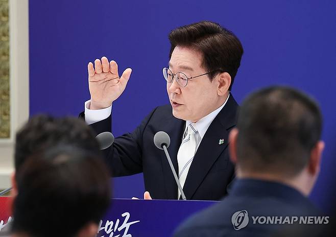 이재명 대통령, 취임 1주년 기자회견 발언 (서울=연합뉴스) 김도훈 기자 = 이재명 대통령이 8일 청와대 영빈관에서 열린 취임 1주년 기자회견에서 발언하고 있다. 2026.6.8 superdoo82@yna.co.kr